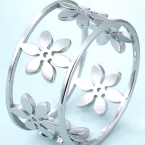 Stainless steel double banded flower ring. Size 7*